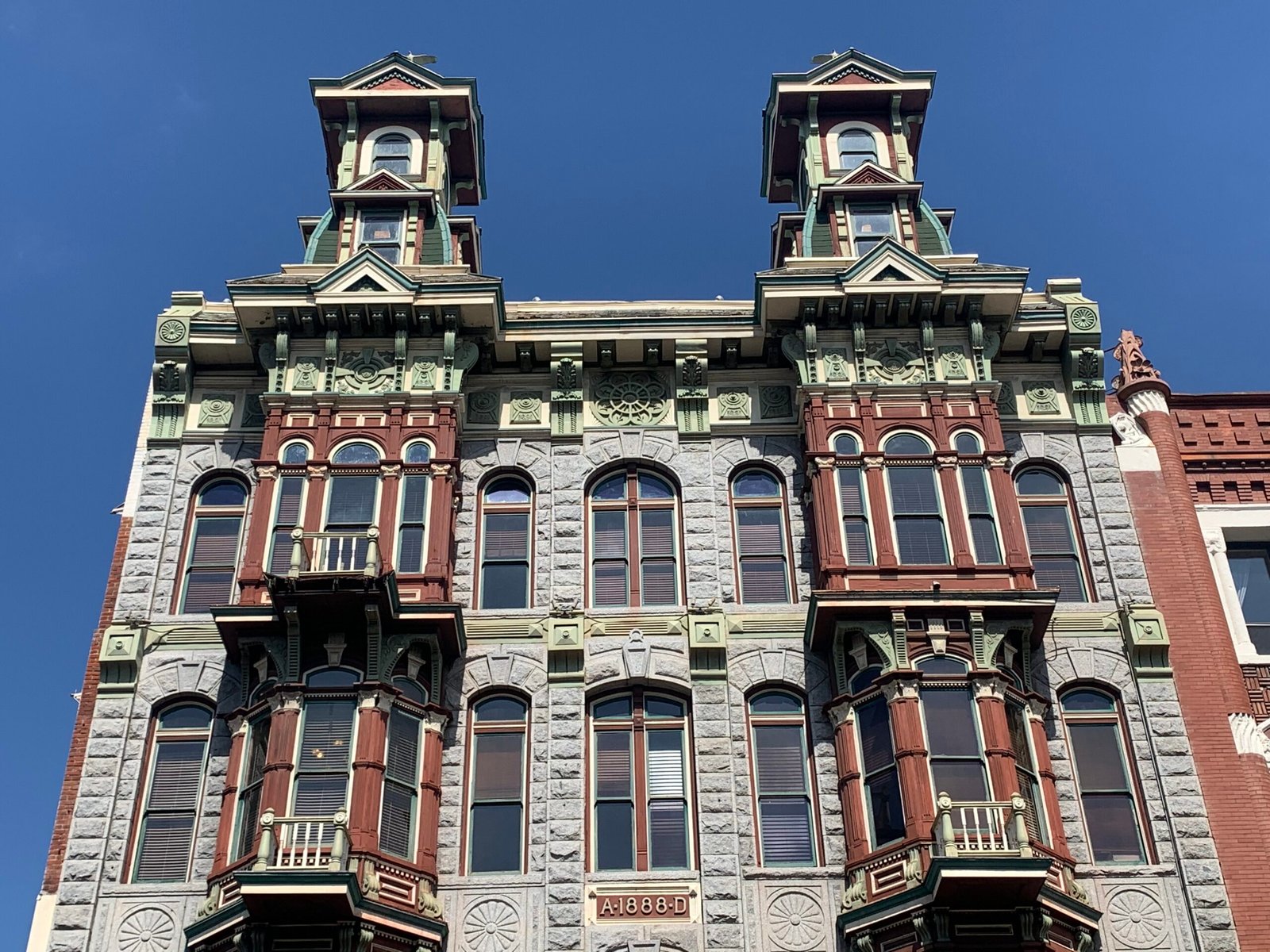 Fachada histórica de edificio en el Gaslamp Quarter de San Diego.